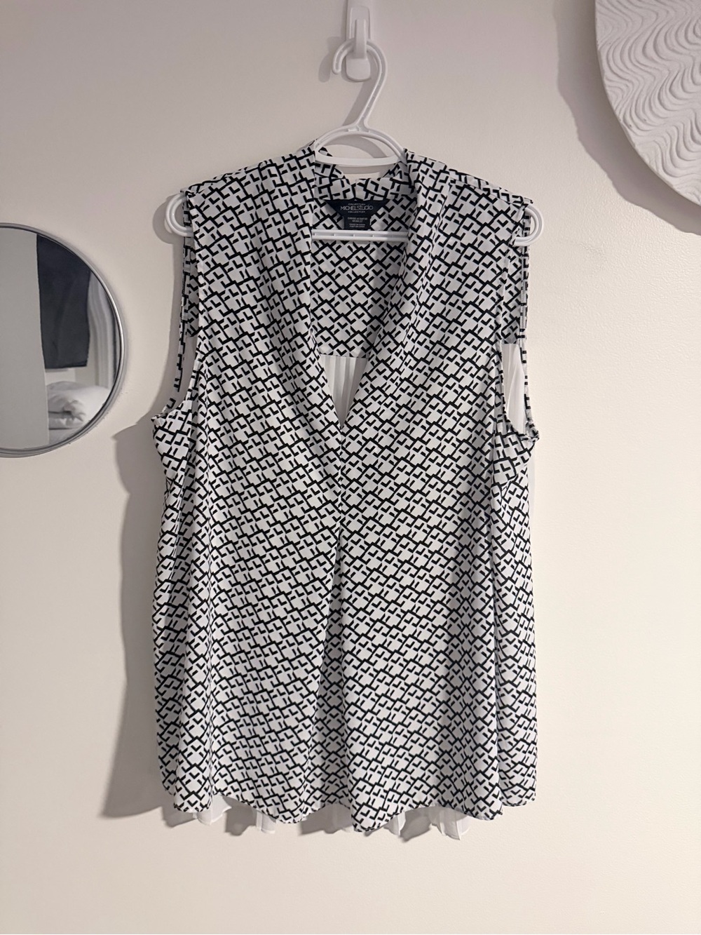 Worthington Black & White Geometric V-Neck Sleeveless Top